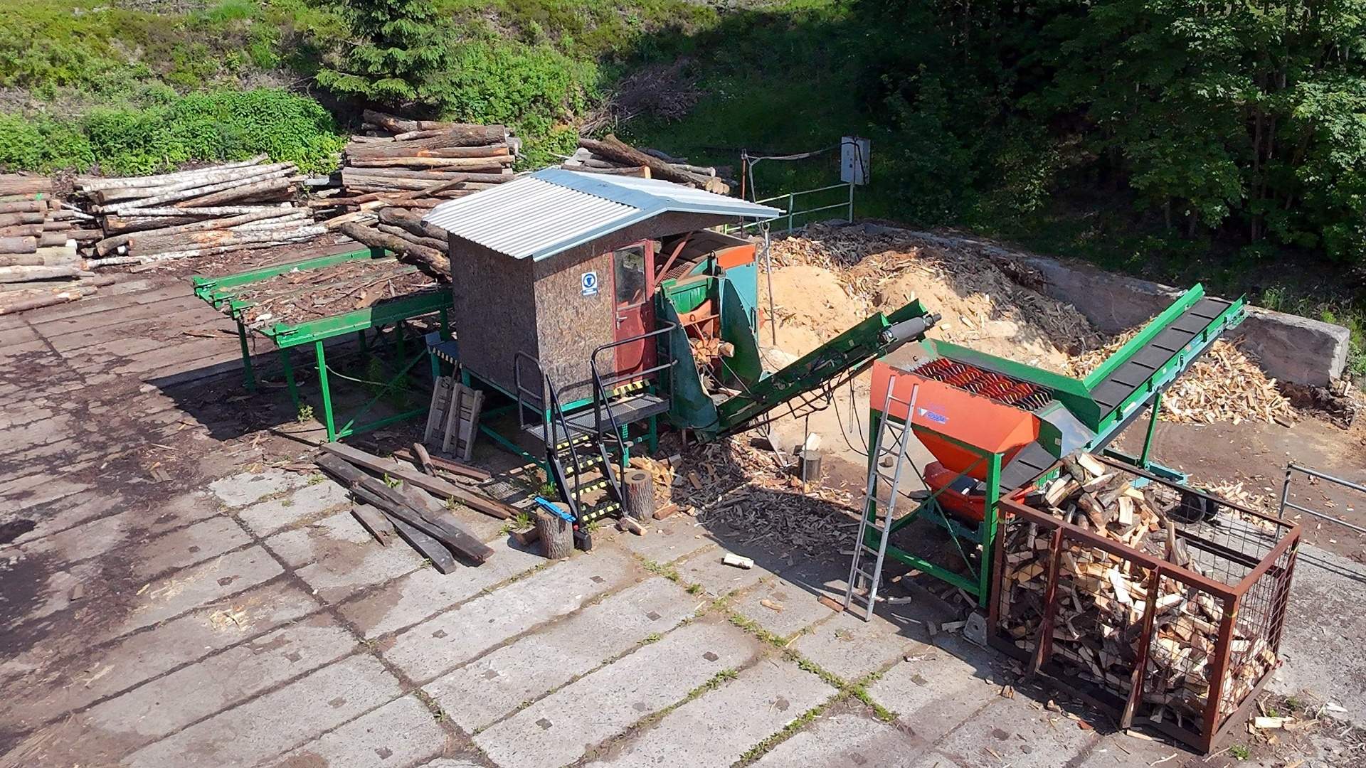 řídí  jej operátor z kabiny