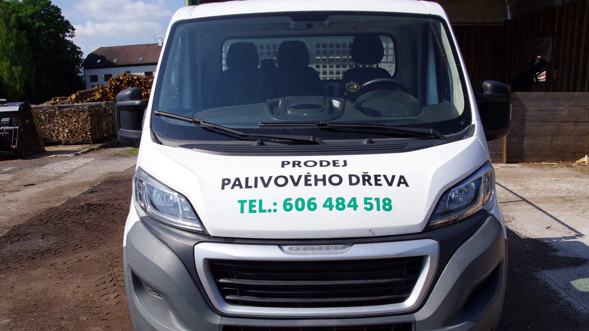firemní dodávka pro odvoz paliva