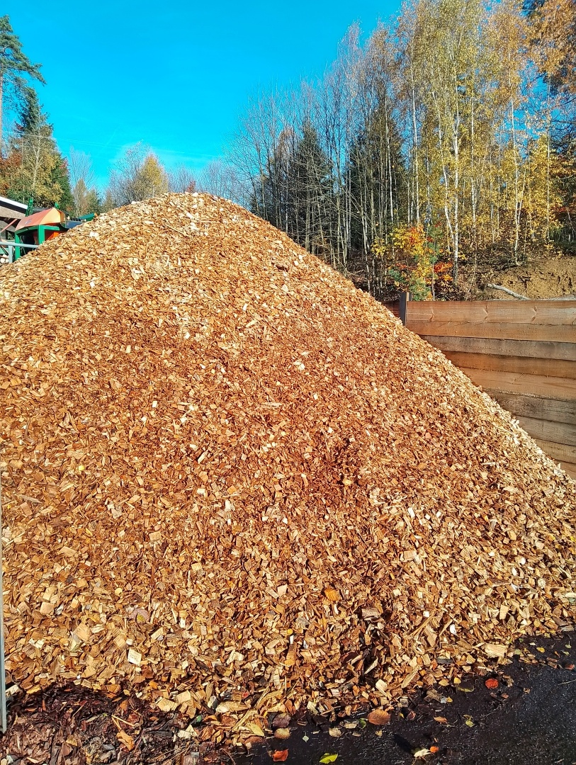štěpka z různých listnatých dřevin