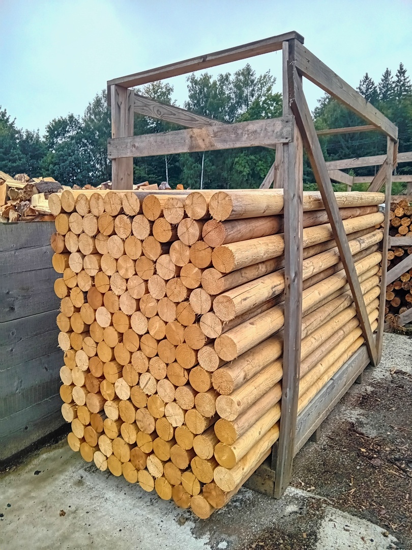 dřevěné válce o konstatním průměru