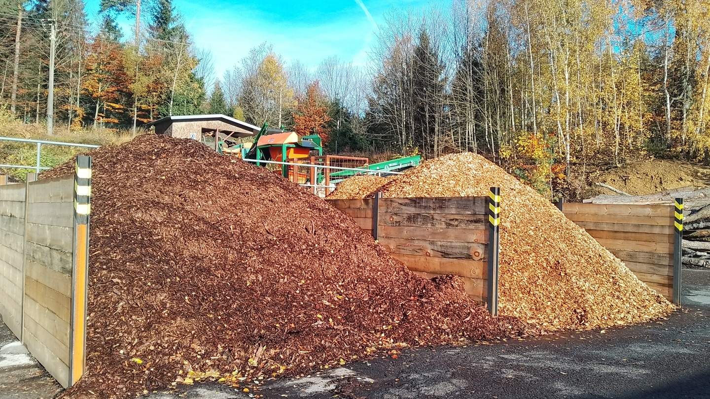 Rinde aus Nadelholzer und Hackgut aus Laubholzer